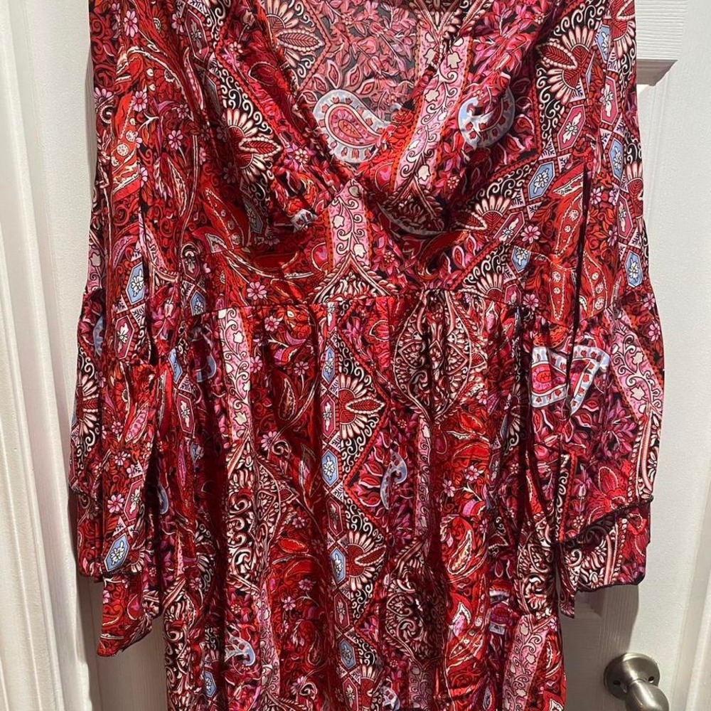 Red paisley‎ long sleeve blouse with a boho vibe. Size: 0XL